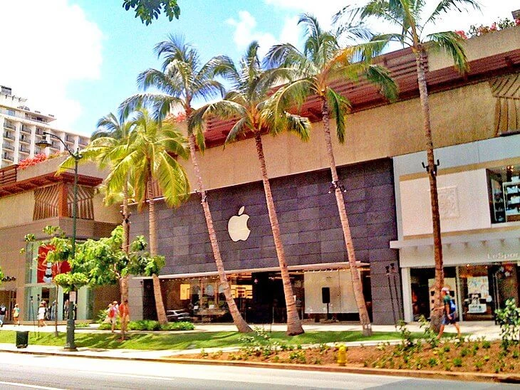 Royal Hawaiian Shopping Center in Waikiki | Bert Kimura / photo modified